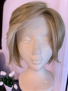 RAQUEL WELCH Born to Shine in Biscuit! New with tags! Short Bob! Heat Friendly!